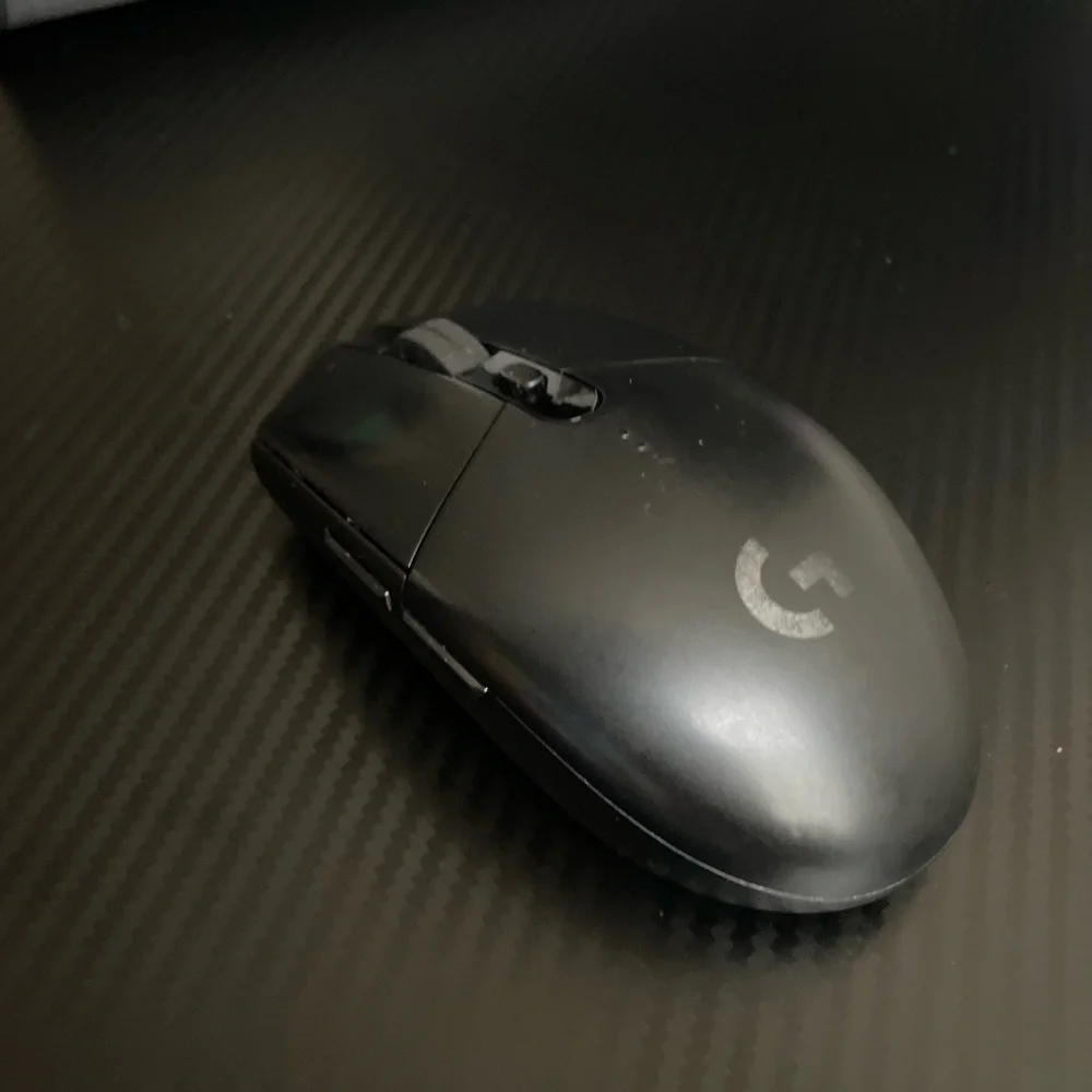 Logitech G305 Black Wireless Mouse it uses batteries.